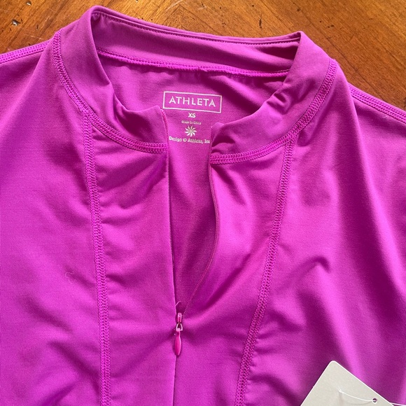 Athleta pullover with approx91/4 front zipper and gathered sides .  XS - Picture 5 of 6